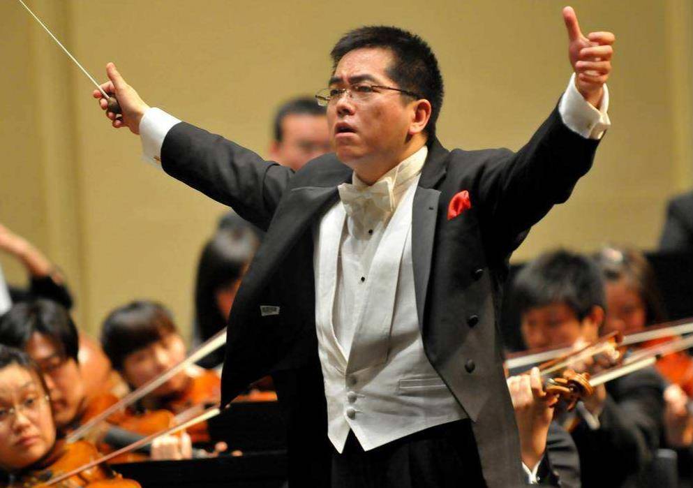 后随徐新,吴灵芬教授学习指挥,并以优异成绩考入中央音乐学院指挥系