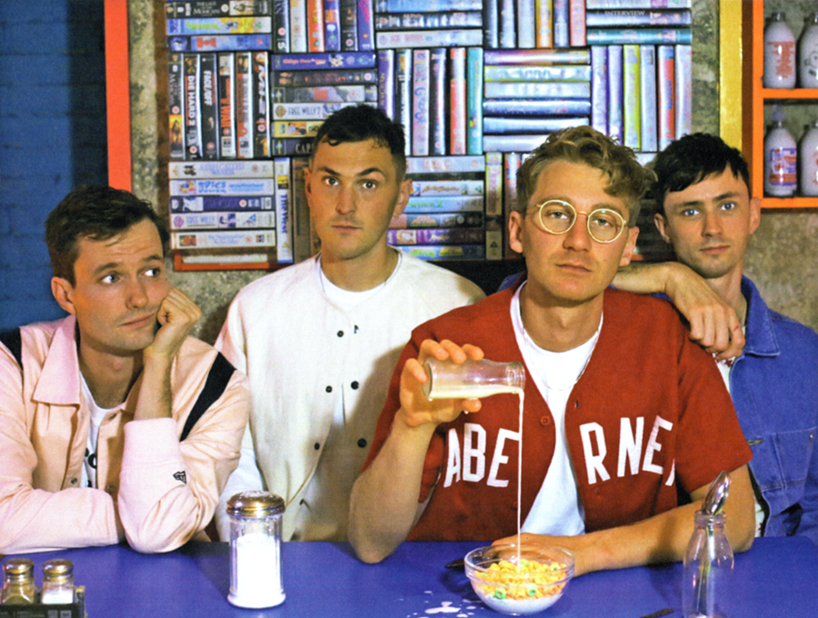 而又无所事事的大学音乐怪才,往往会组成一支乐队,glass animals就是