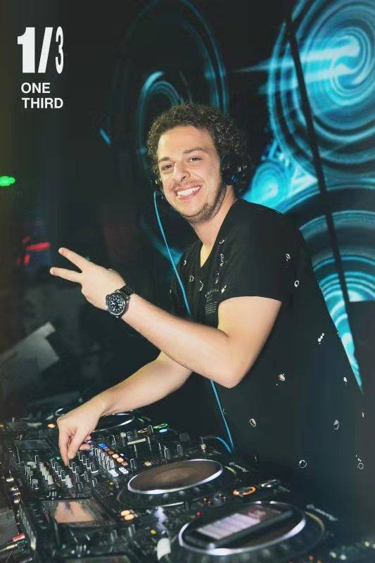 也有人是这么形容vini vici所擅长的这种风格:全身心投入trance世界的