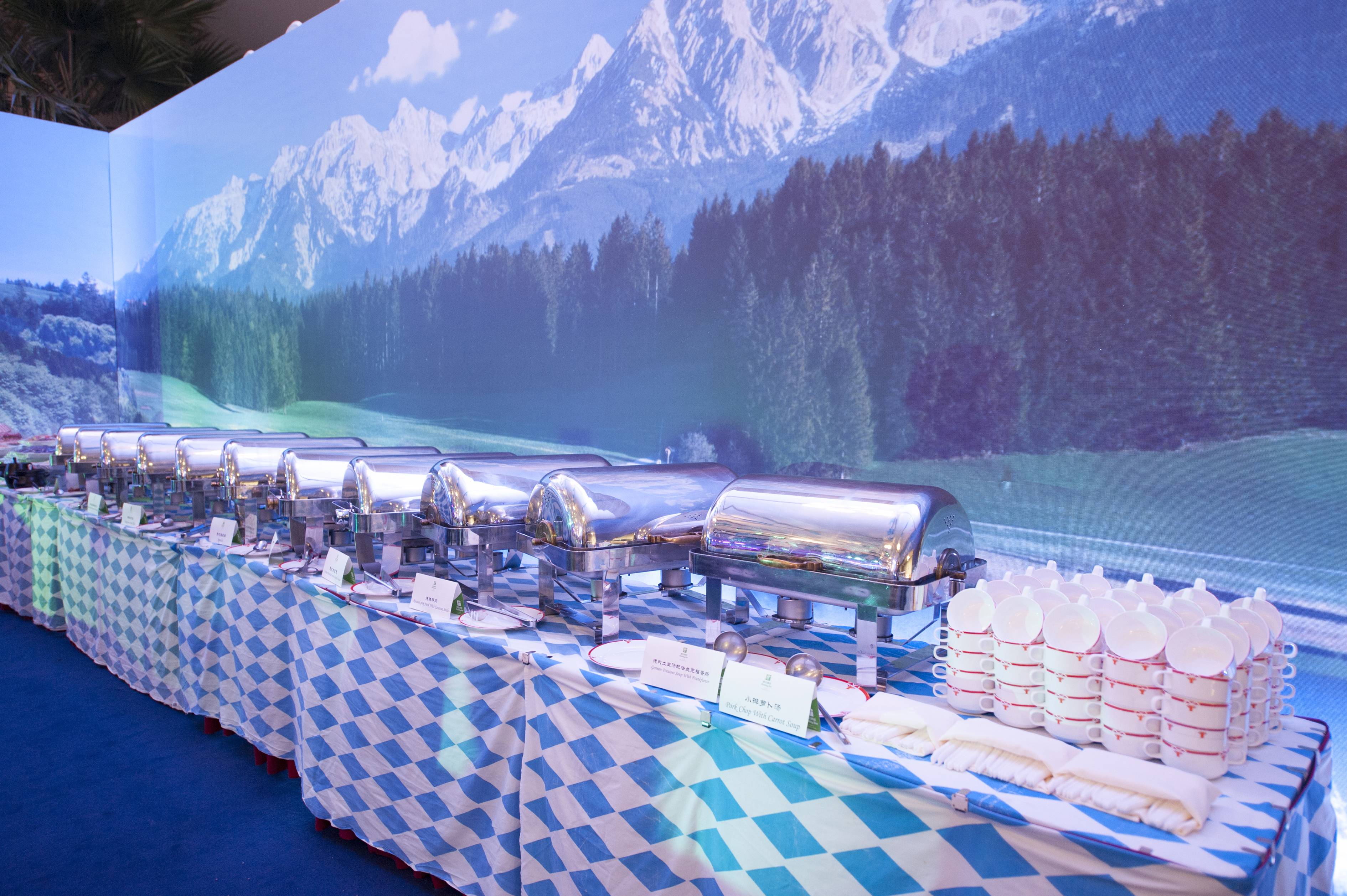 地址: 东方路899号上海浦东假日酒店大厅每张桌子包括无限杯畅饮啤酒