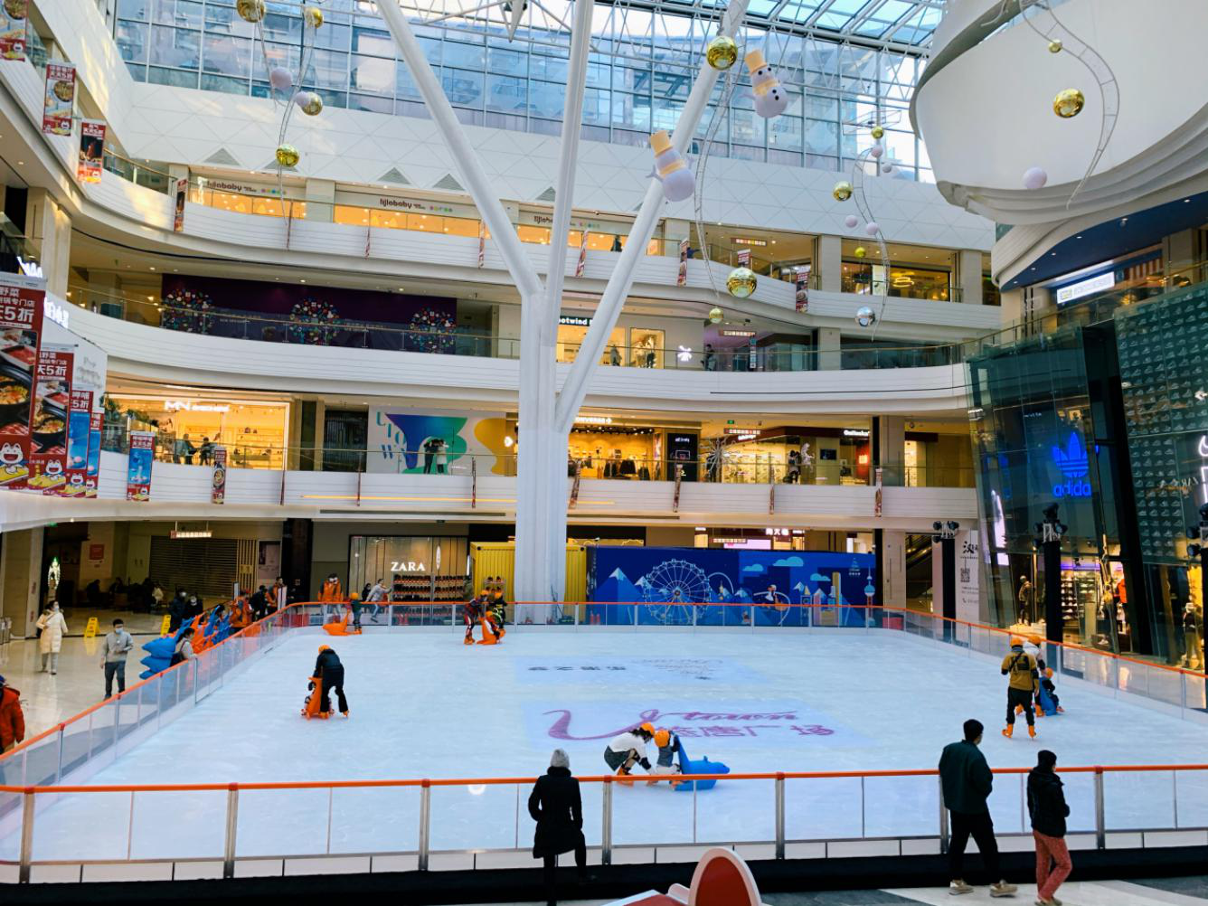 就能轻松掌握滑冰技能 还等什么呀,今年的首季悠唐广场冰乐园就差你啦